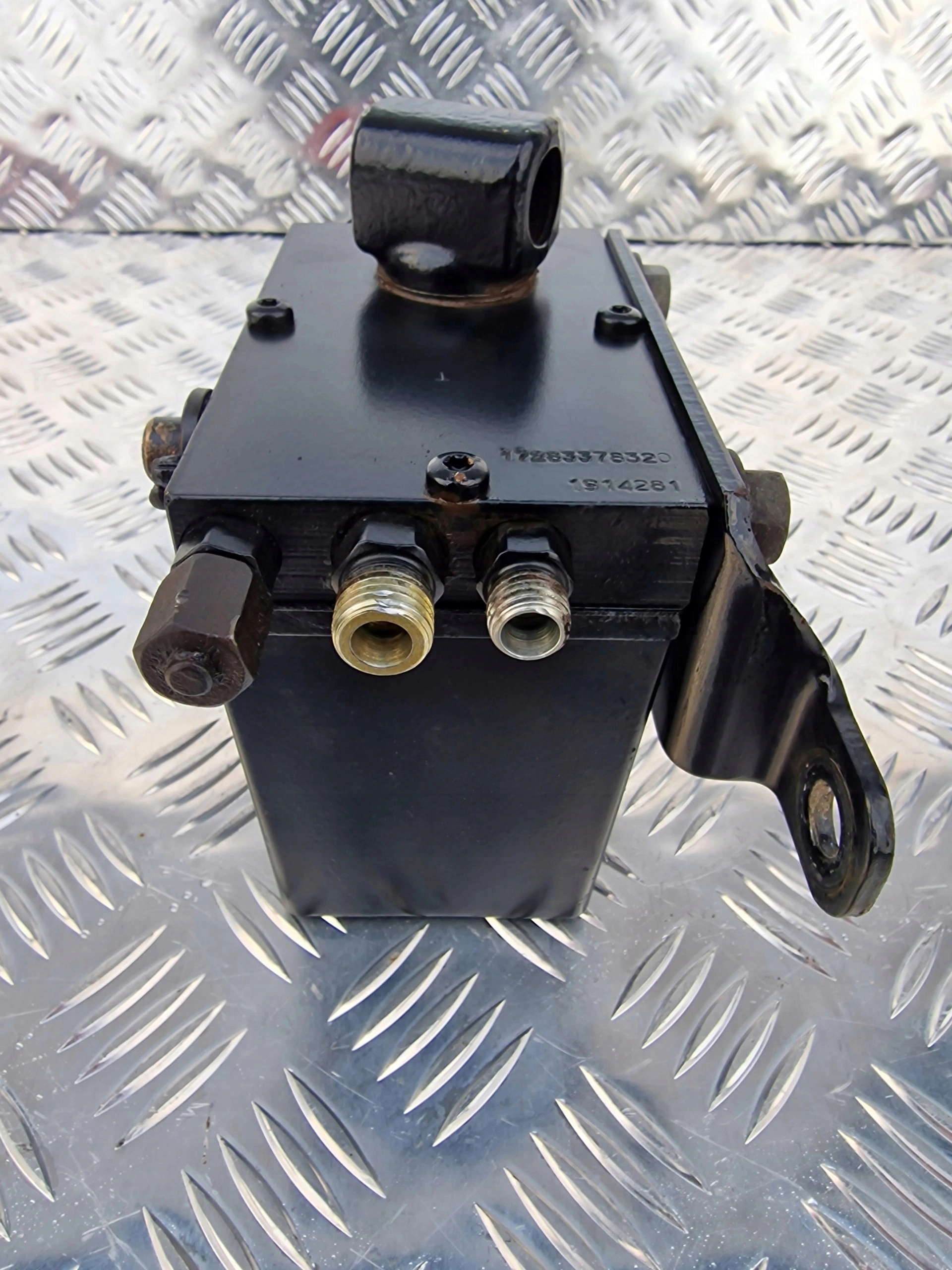 39812e15bb7463e5a79863615a0bb172